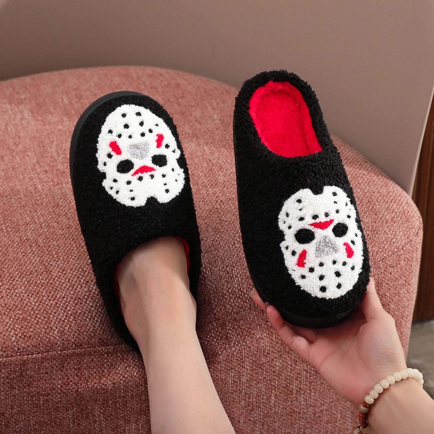 A Pair of Black Halloween Horror Mask Skull Pattern Embroider Plush Home Thick-Soled Comfortable Fur Slippers ..